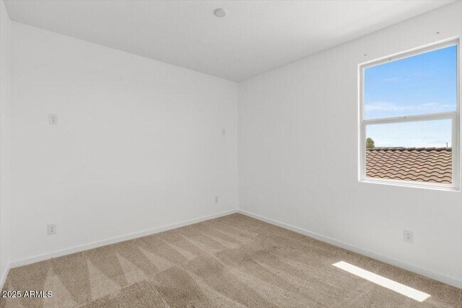 Building Photo - 14074 W Valentine St