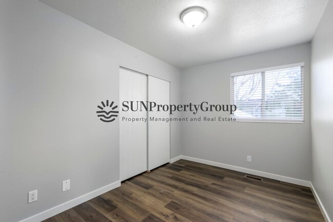 Building Photo - Great Updated Family Home in Excellent Clinton Location!