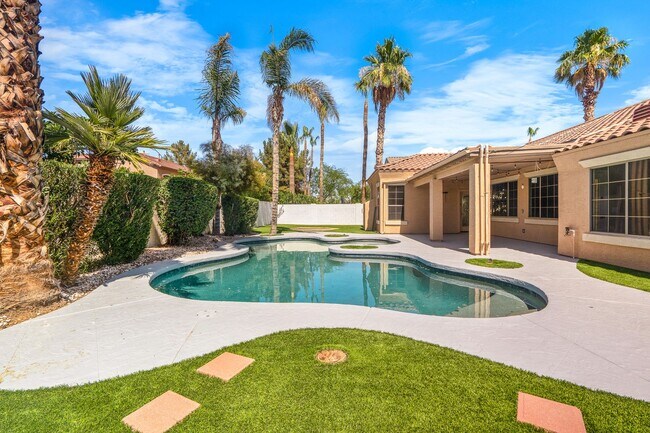 Building Photo - Gorgeous Everything you Need 4Bedroom plus Den Chandler Home!