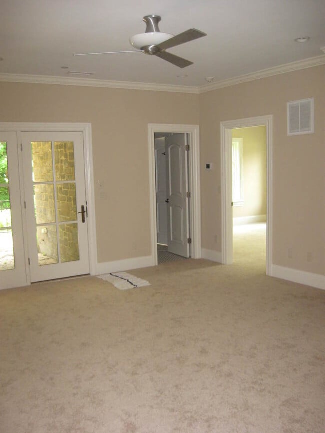 Building Photo - 4 Story Townhome in Greensboro NC