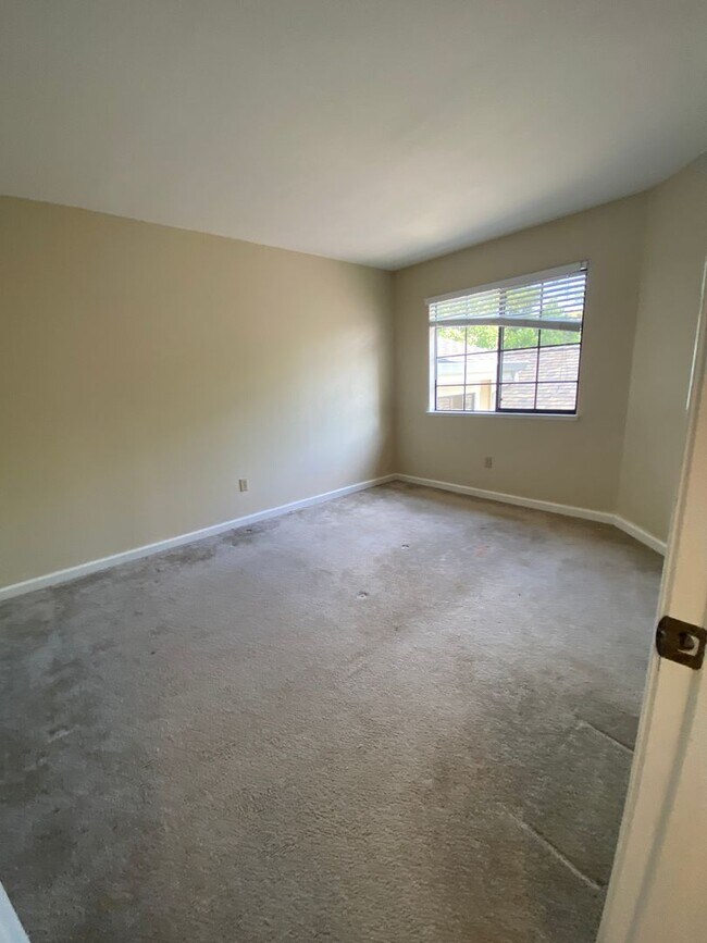 Building Photo - Danville Brookview Duet Townhouse 4 Br., 2...