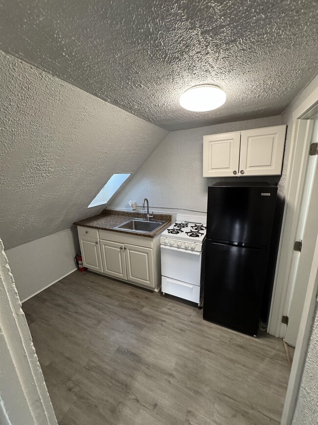 Building Photo - 30 Ledge St