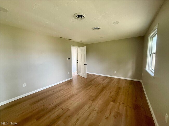 Building Photo - 5363 Summit Rd