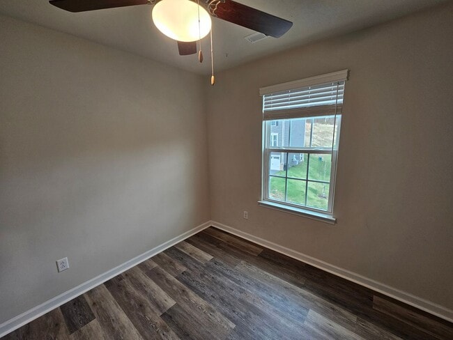 Building Photo - 3 Bedroom, 2.5 Bathroom Townhome, Available NOW