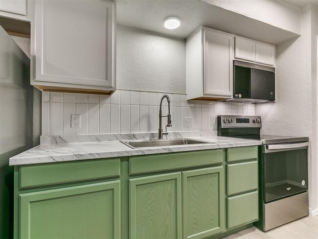 Building Photo - 817 SW 64th St
