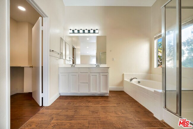 Building Photo - 12440 La Cresta Way