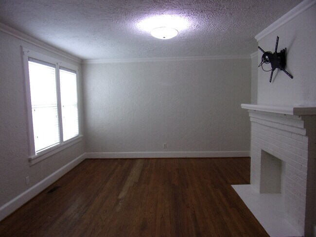 Building Photo - r1905b