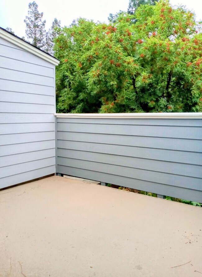 Building Photo - Great Second Floor 2bd Condo With Pool in Gated Complex