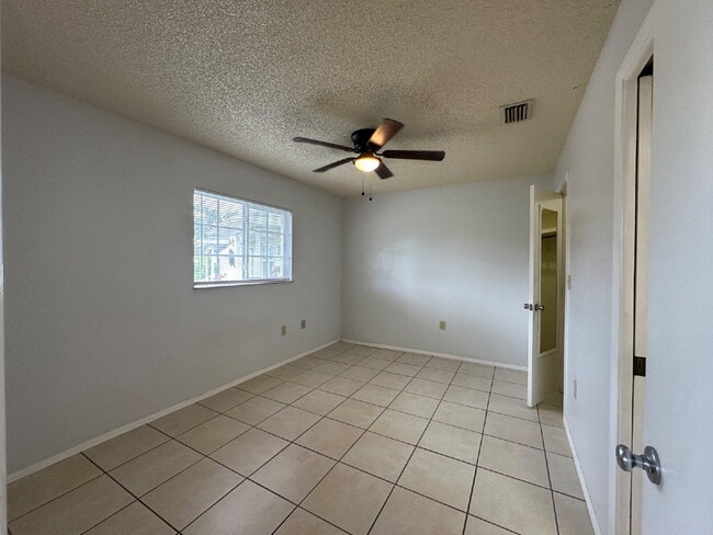 Building Photo - "Charming 2-Bed in Port Charlotte!"