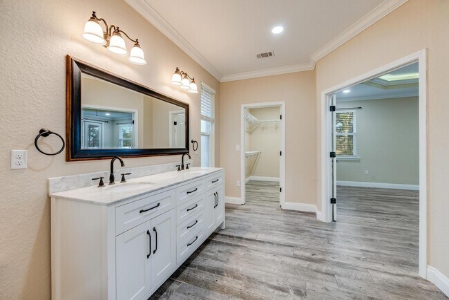 Building Photo - 1148 Sioux Cir