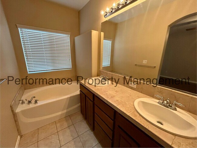 Building Photo - Stunning 4 Bed/2 Bath NW Bakersfield Home ...