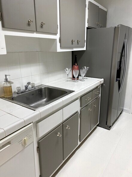 411B - Kitchen - 100 Lincoln Rd