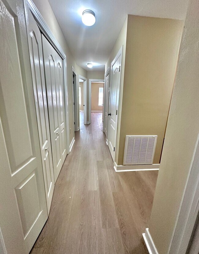 Building Photo - 50% OFF 1ST MONTH RENT ----- Adorable 3B/2.5B Unfurnished Townhome located in Twin Lakes Neighbor...