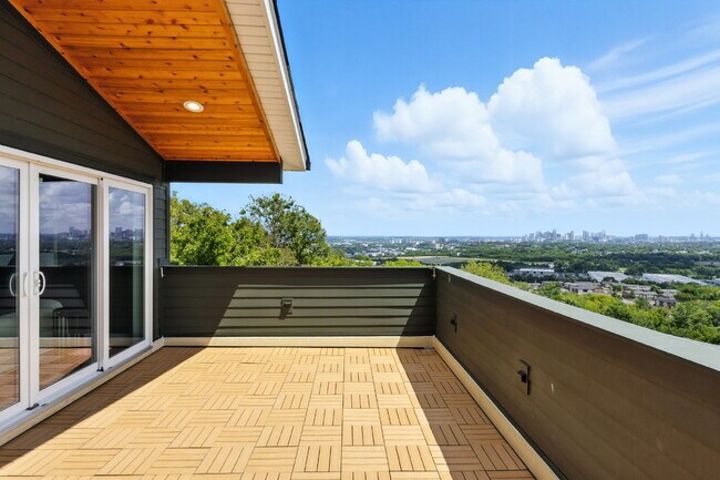 Building Photo - "Spacious 4-Bed, 4-Bath Gem in Nashville -...