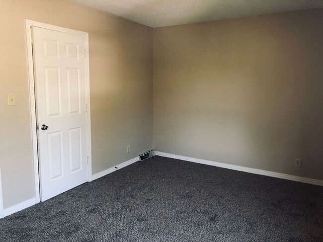 Building Photo - 102 C Kingsbury Ct 1/2 off 1st months rent