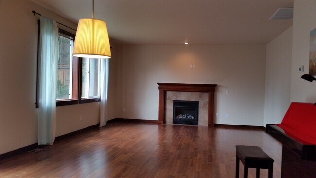 Building Photo - Beautiful 4 bed 2.5 bath in Kenmore, minutes to HWY 522/Burke-Gilman Trail