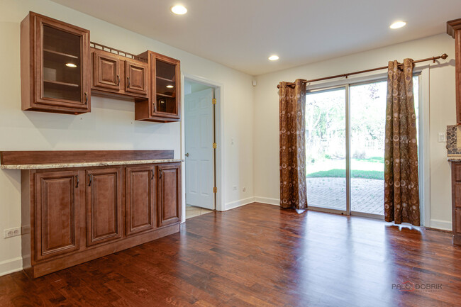 Building Photo - 813 Meadow Ln