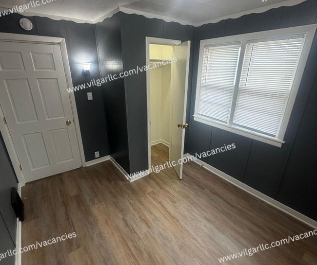 Building Photo - 4-bedrooms, 1-Bath - 2-floor Duplex Home