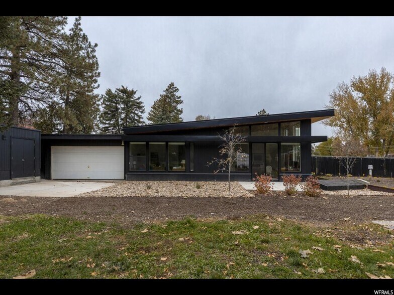 Building Photo - 2044 E Hedgewood Ct