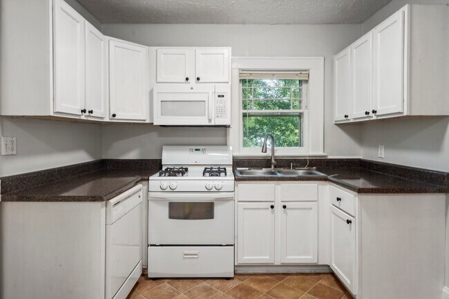 Kitchen - 1858 Lyle Ave