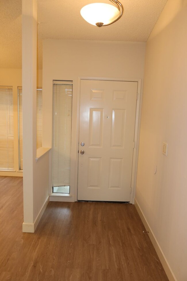 Building Photo - 2 Bedroom, 2 Bath, 1 Car Half-plex in the ...