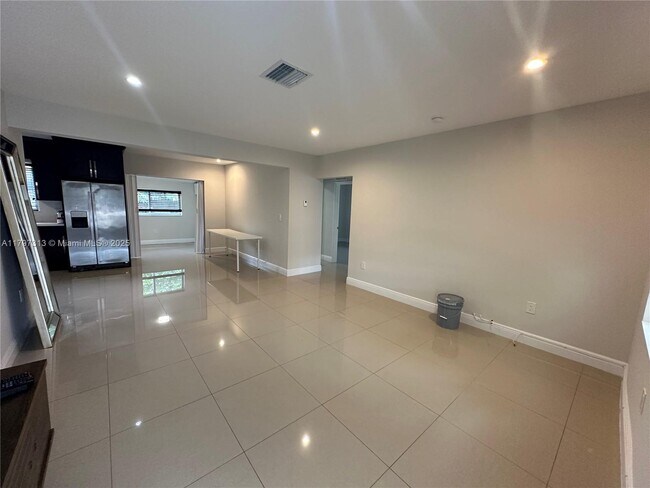 Building Photo - 2155 Biarritz Dr