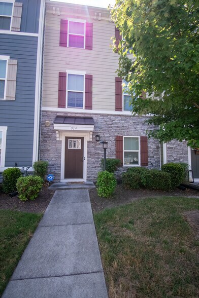 Building Photo - 914 Avast Way
