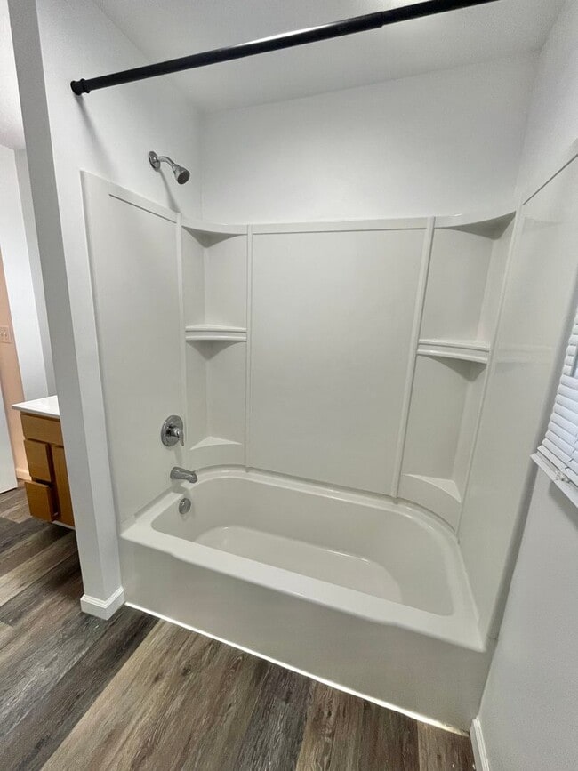 Building Photo - 815 W 11th St