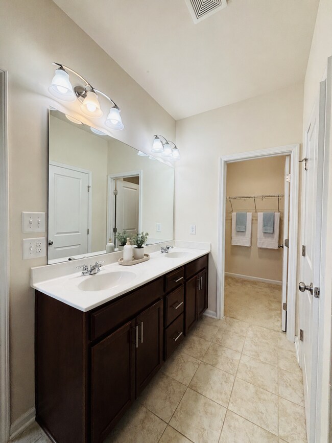 Building Photo - 1437 Salem Creek Dr