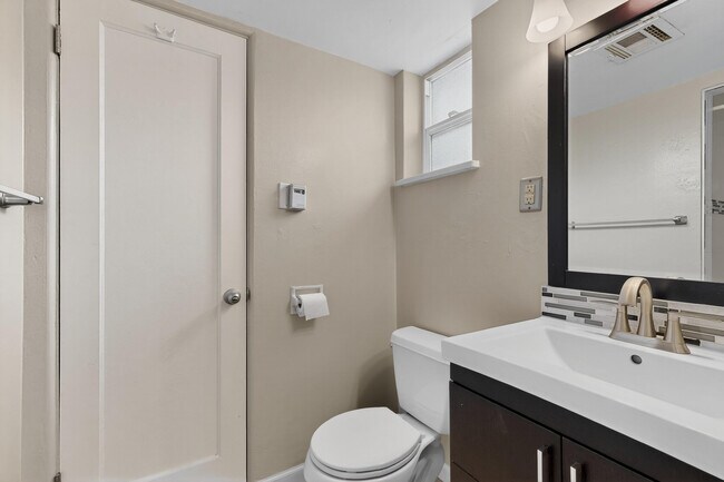 Building Photo - 2020 Hendola Dr NE