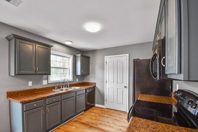 Building Photo - Pet Friendly Three Bedroom!