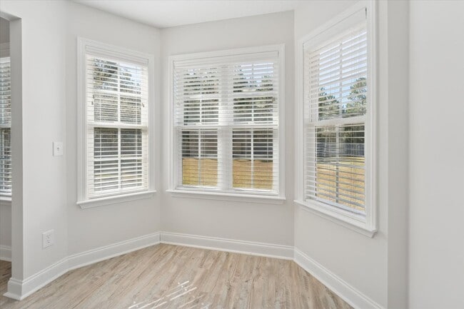 Building Photo - AVAILABLE NOW! (Pet Friendly)