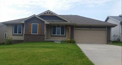 Building Photo - Gorgeous Elkhorn 4 Bed 3 Bath Home!