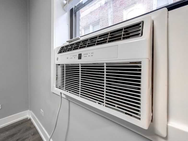 Building Photo - 545 W Belmont Ave