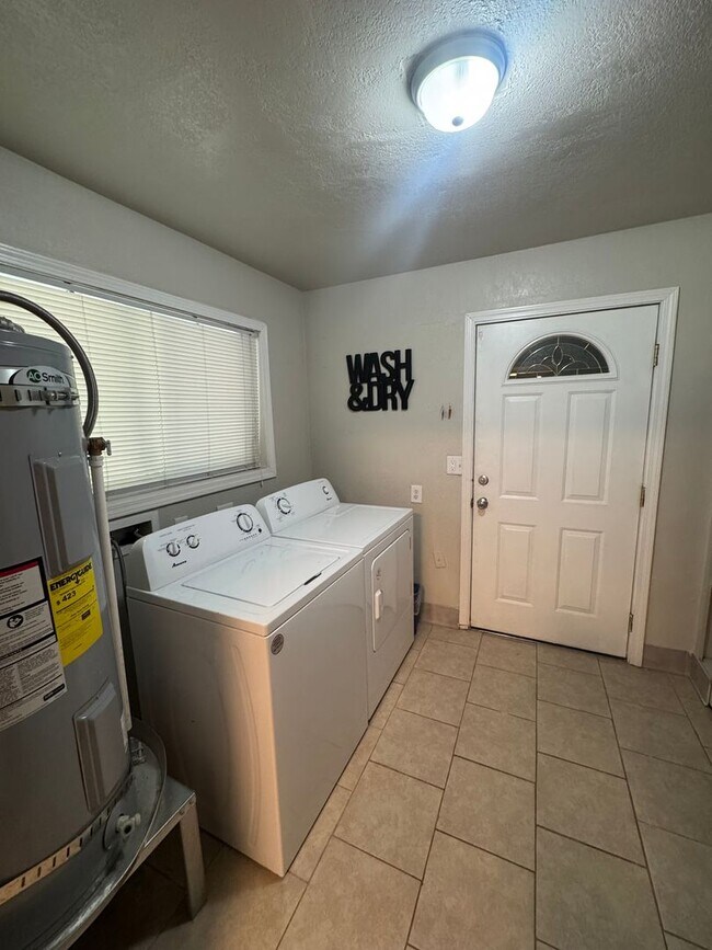 Building Photo - FURNISHED OR UNFURNISHED 5 BEDROOM 3 BATH HOME WITH POOL