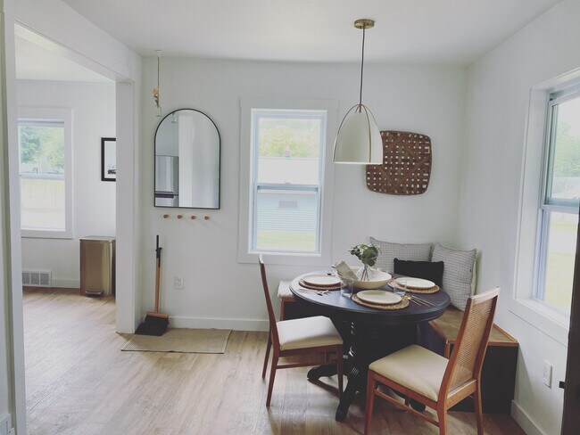 Building Photo - 613 Broadway St