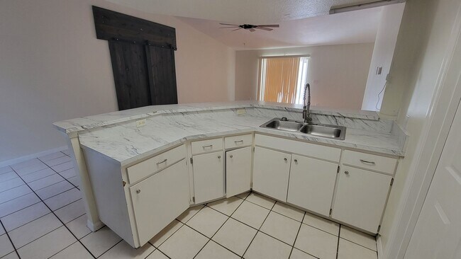 Building Photo - 701 Orchid Ave