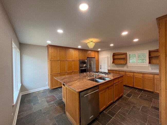Building Photo - UPDATED HOME IN LAMAR PARK!!