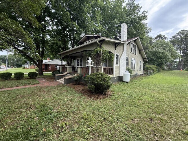 Building Photo - 2 Bedroom 1 Bathroom Home!