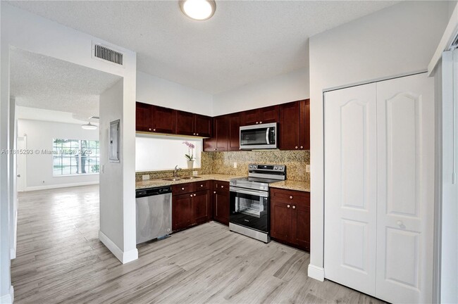 Building Photo - 16607 Hemingway Dr