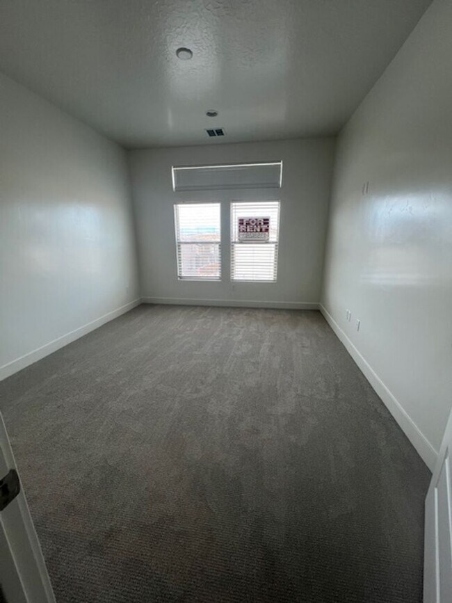 Building Photo - SPACIOUS HOME FOR RENT!