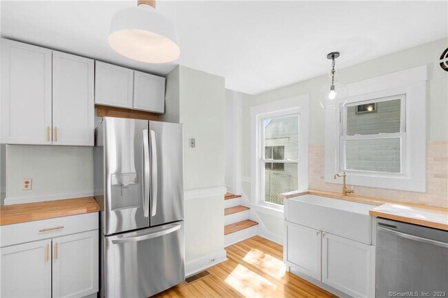 Building Photo - 22 Sycamore Ln