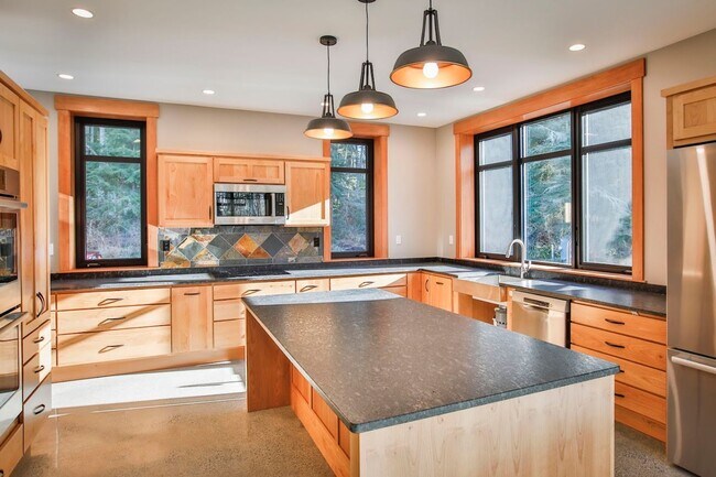 Building Photo - Private, Custom Home in Greenbank!