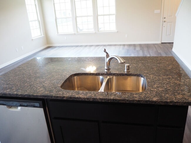 Building Photo - Like NEW 3 Bed - 3 Bath Townhome in Denton