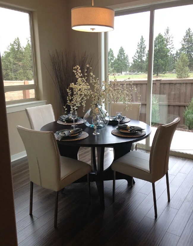 Building Photo - Beautiful 3 Bed/2.5 Bath Townhome in Great Location - Vail Lane