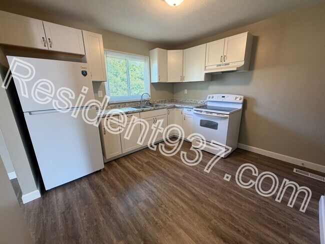Building Photo - Completely Updated 3 bed 1 Bath home!