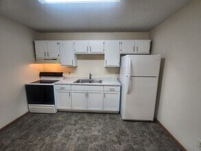 Building Photo - 2 Bedroom Upper Apartment-Tenant Pays Elec...