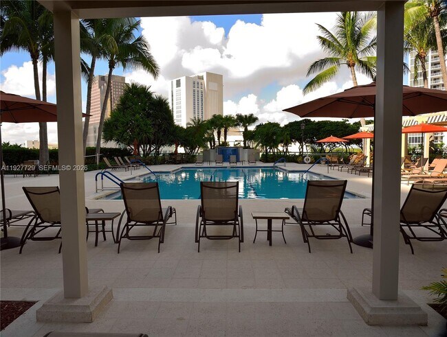 Building Photo - 347 N New River Dr E