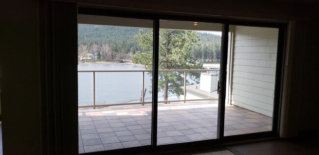 Building Photo - Incredible 2 bedroom Condominium with Rive...