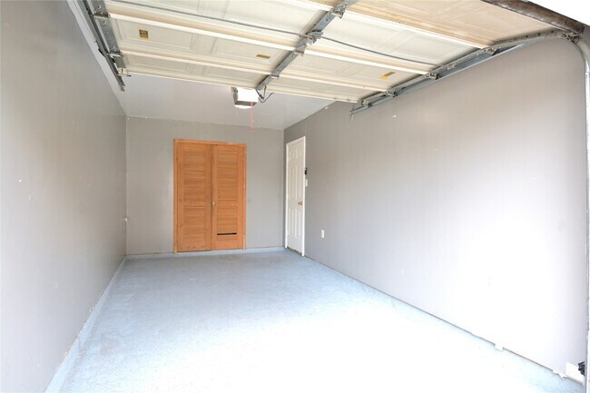 Building Photo - 8904 Ledge St